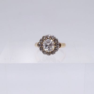 gros plan d'une bague en diamant sur une surface blanche