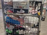 un chariot métallique contenant de nombreux objets dans un entrepôt