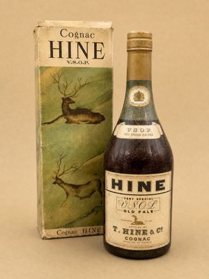 une bouteille de vin à côté d'un carton de vin