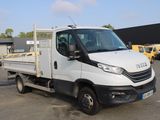 un camion blanc garé dans un parking