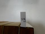 une feuille de papier posée sur une pile de livres