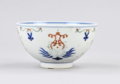 bol orné d'un décor bleu et blanc sur l'extérieur