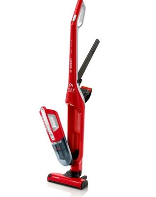 un aspirateur rouge muni d'une poignée noire et d'une poignée rouge
