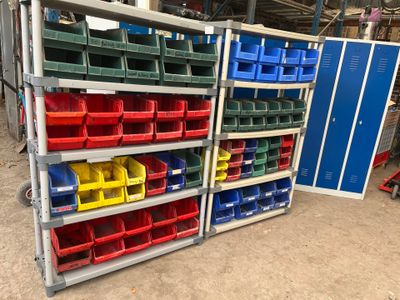 de nombreux bacs de toutes sortes sur les étagères du garage