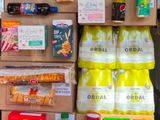 des cartons de nourriture et de boissons sont empilés les uns sur les autres