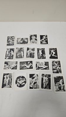 plusieurs photographies en noir et blanc représentant un homme et une femme posées sur une table