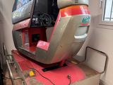 une image d'une voiture posée sur une plate-forme
