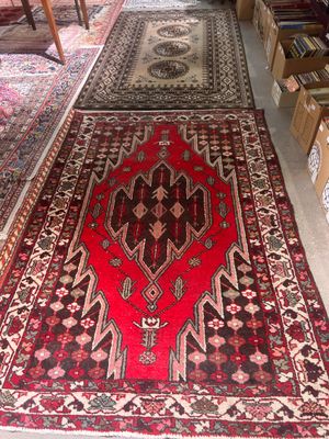 un grand tapis posé à même le sol dans une pièce