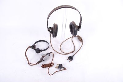 Un ensemble radio pour tankiste avec écouteur et laryngophon…