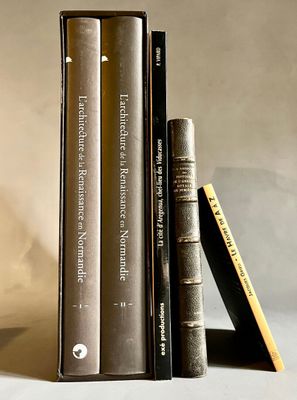 deux livres sont empilés sur une table