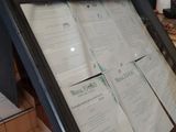 un menu dans un cadre noir posé sur le comptoir