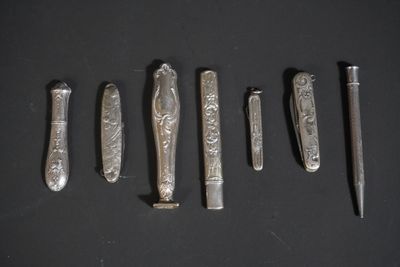 six types différents de couverts sont disposés en rangée sur une surface noire