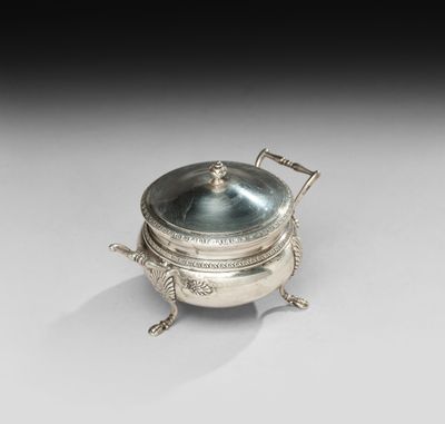 une théière en métal plaqué argent, avec un couvercle et une anse