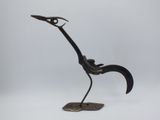 sculpture en bronze représentant un oiseau au long cou et aux longues pattes