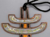 une image représentant un collier orné d'un motif, sur un fond blanc