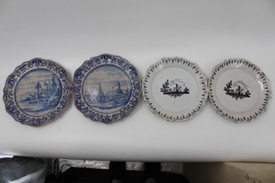 quatre assiettes bleues et blanches sont alignées sur un comptoir