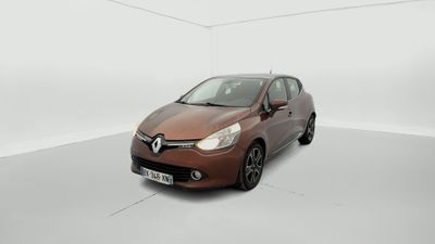 La voiture marron est garée dans une pièce blanche aux murs blancs.