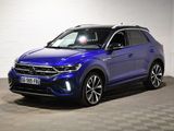 une Volkswagen T-Cross bleue garée dans un garage
