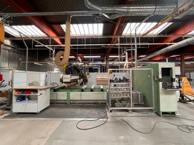 une machine qui travaille sur une pièce de bois