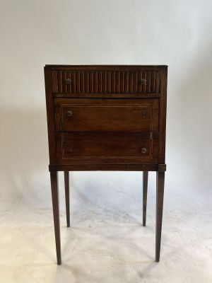 une petite table en bois avec un tiroir d'un côté et un autre de l'autre
