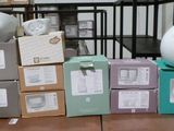 de nombreuses boîtes posées sur une table, sur lesquelles est dessiné un visage