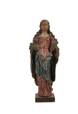 statue en bois représentant une femme vêtue d'une robe et coiffée d'une couronne