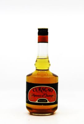 l'image d'une bouteille d'alcool posée sur une surface blanche