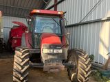 un tracteur garé à l'intérieur d'un bâtiment