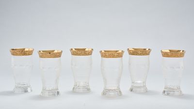 un lot de quatre vases en verre à bordure dorée