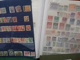 plusieurs types de timbres différents sur une table