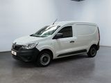 La camionnette blanche est garée dans une grande pièce blanche.