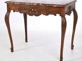 une table en bois avec un plateau en marbre