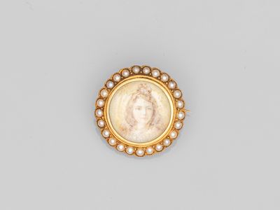 une broche en or et perles représentant le portrait d'une femme