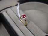 une bague qui se trouve dans une boîte sur une table