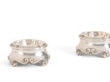 paire de chandeliers en argent sur fond blanc