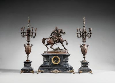 trois figurines en bronze représentant un homme à cheval et trois chandeliers