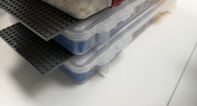 plusieurs récipients en plastique empilés les uns sur les autres sur une table