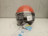 un casque posé sur une table