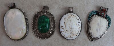 quatre pendentifs ovales ornés de nacre et comportant de la nacre à l'intérieur