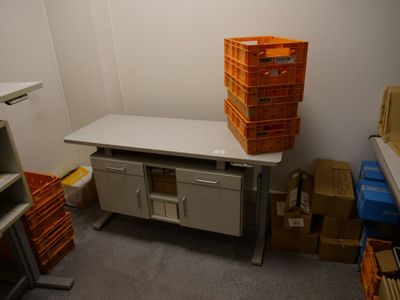 des cartons sont empilés sur une table dans une pièce