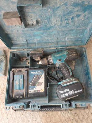 une boîte à outils bleue avec des outils sur le sol