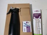 une boîte contenant une bouteille et une brosse à dents