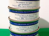 quatre boîtes de filets de poisson en conserve empilées les unes sur les autres