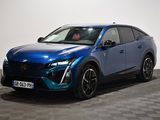 Le SUV bleu est garé sur un sol à damier dans une pièce.