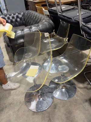 a lot of chairs that are sitting in a room