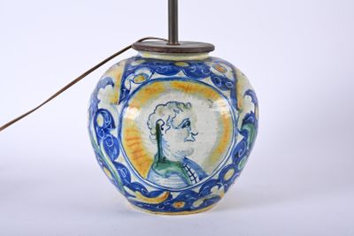 un vase bleu et jaune sur lequel est représenté un homme