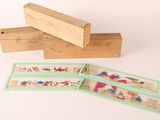 trois boîtes en bois ornées de motifs différents