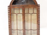 une armoire en bois avec une porte vitrée et un miroir