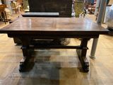 une grande table en bois posée sur un parquet en bois dur