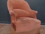 une chaise qui se trouve dans le coin d'une pièce